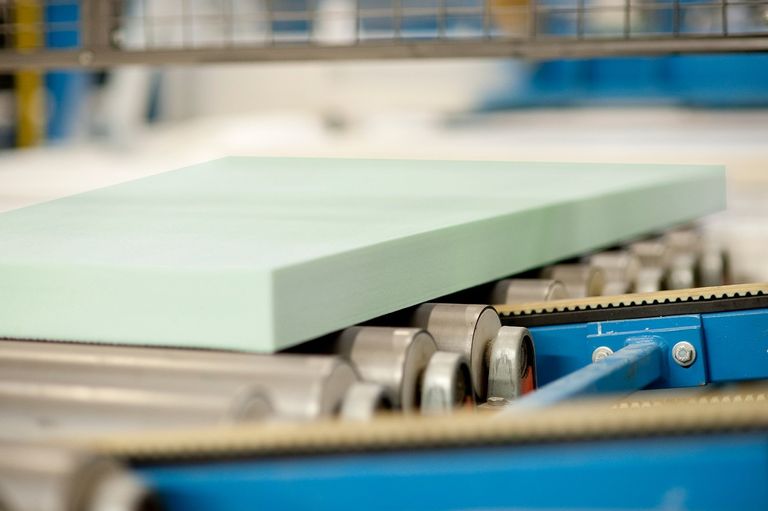 المنزل الفاخر مصنوع من زجاجات البلاستيك