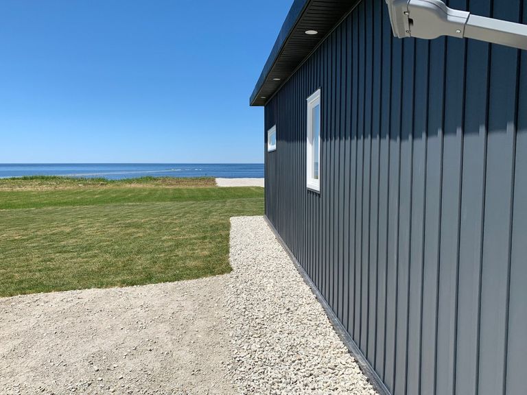 المنزل الفاخر مصنوع من زجاجات البلاستيك