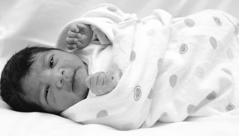 السيدة فاجأها المخاض على الطائرة خلال عودتها من قضاء عطلة