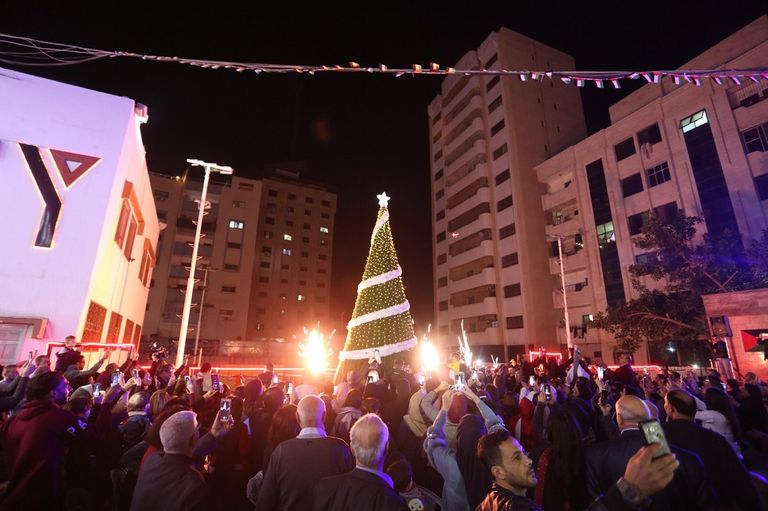 جانب من الاحتفال بإضاءة شجرة الميلاد في غزة