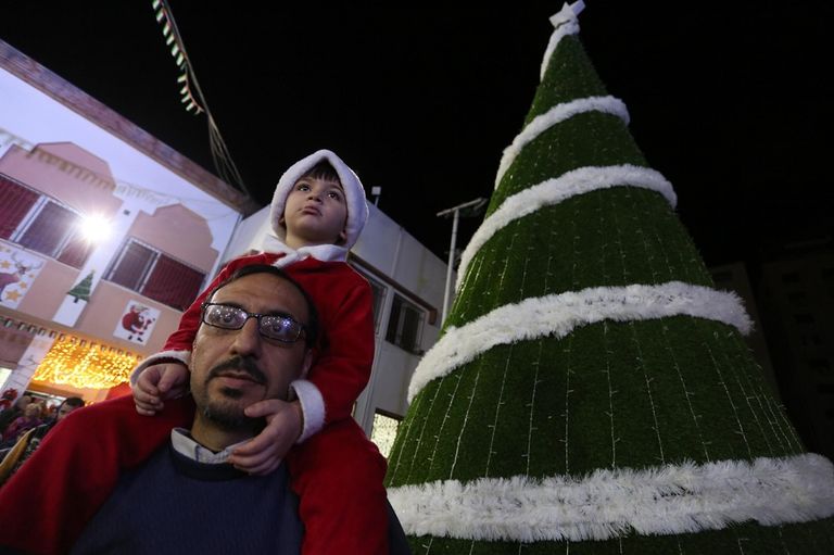 جانب من الاحتفال بإضاءة شجرة الميلاد في غزة