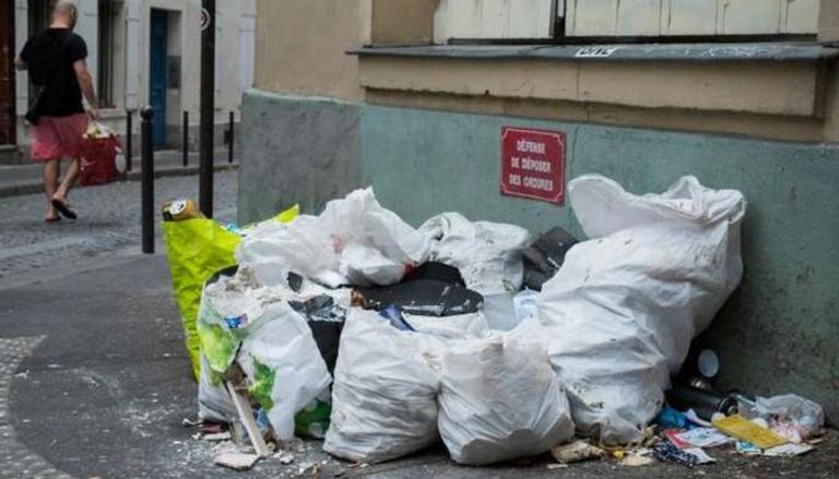 أزمة القمامة في شوارع باريس تتفاقم