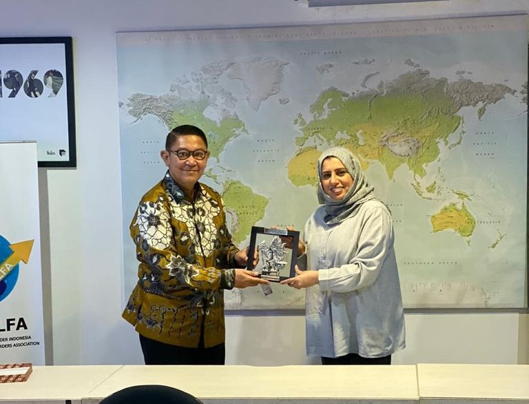 صورة لمسؤولي الجانب الإماراتي والإندونيسي بعد توقيع الاتفاقية