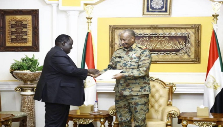 رئيس مجلس السيادة خلال لقاء سابق مع مستشار رئيس جنوب السودان