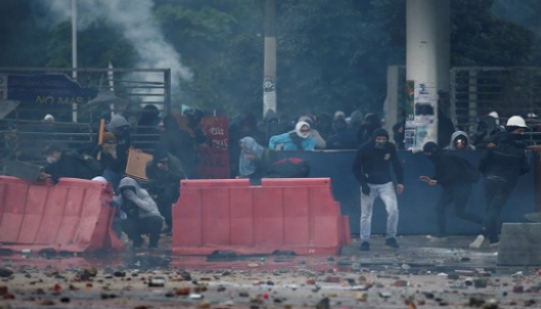 اشتباكات بين المتظاهرين وقوات الأمن الكولومبية
