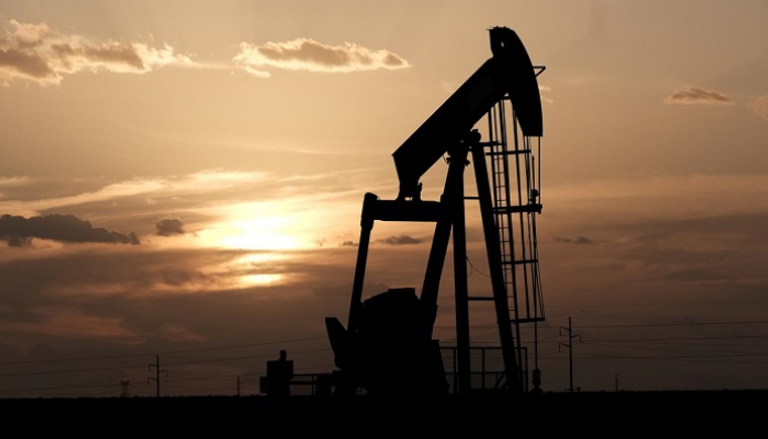 النفط يصعد قبل اجتماعات أوبك بدعم من انخفاض المخزونات الأمريكية