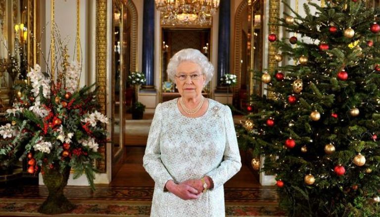 الملكة إليزابيث الثانية مع شجرة عيد الميلاد