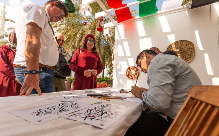 وسم اليوم الوطني الـ48 في واجهة المركز