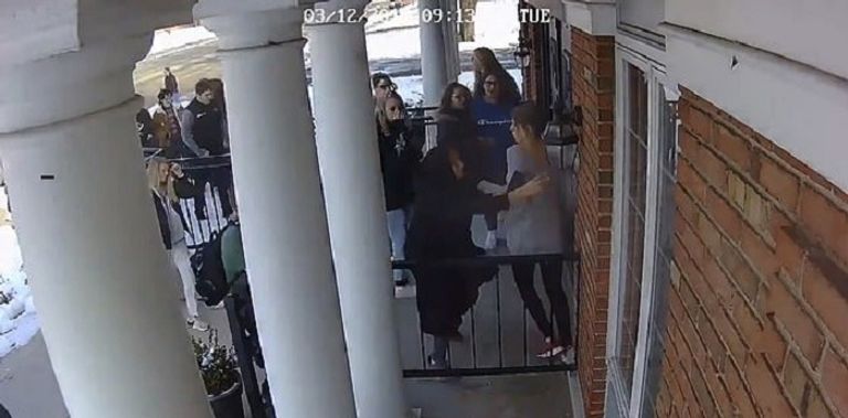 مسلمة تفتح أبواب المسجد أمام طلاب خلال حادث طعن