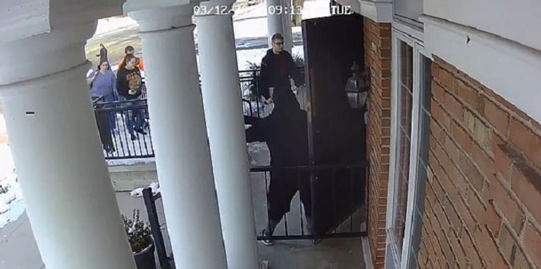 مسلمة تفتح أبواب المسجد أمام طلاب خلال حادث طعن