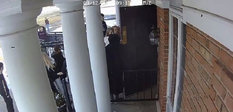 مسلمة تفتح أبواب المسجد أمام طلاب خلال حادث طعن