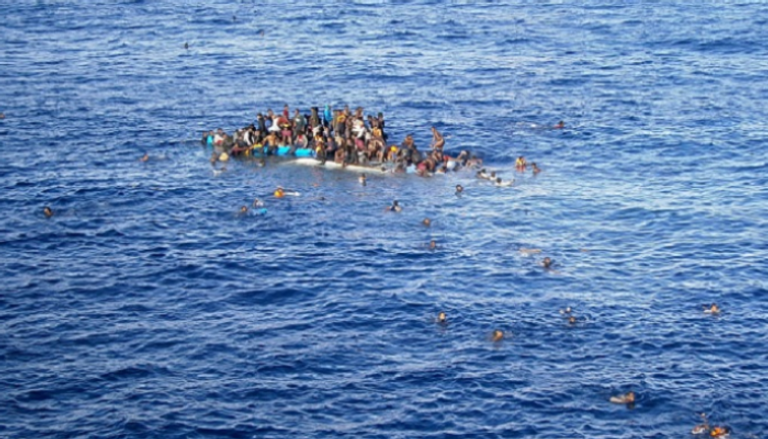 مهاجرون يصارعون الأمواج خشية الموت - أرشيفية