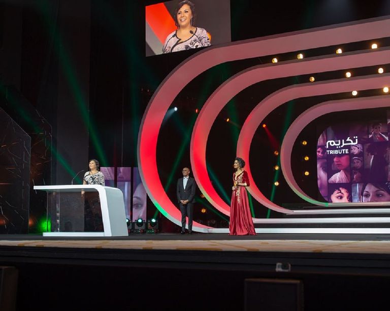 النجمة المغربية تتسلم درع التكريم