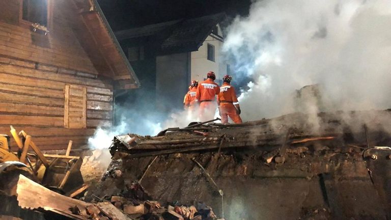 رجال الإطفاء في موقع الحادث