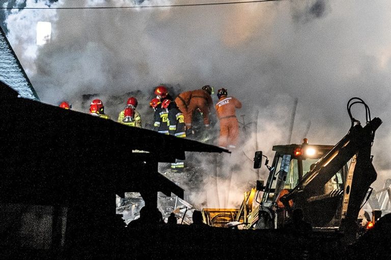 رجال الإطفاء في موقع الحادث
