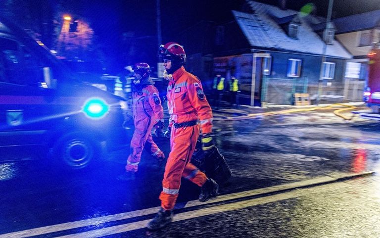 رجال الإطفاء في موقع الحادث