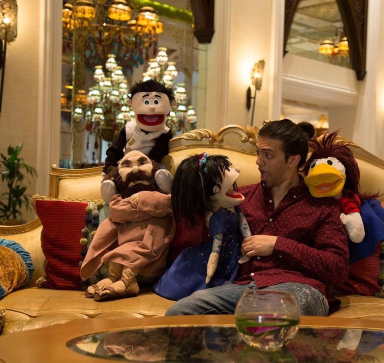 أبانوب مجدي مع الدمى الأربع