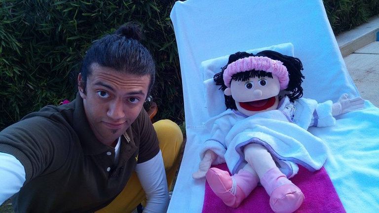 أبانوب مجدي مع الدمى الأربع