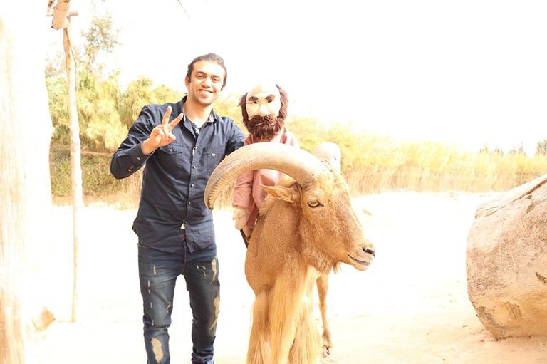 أبانوب مجدي مع الدمى الأربع