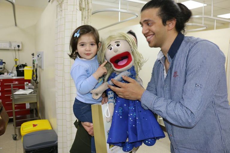 أبانوب مجدي مع الدمى الأربع