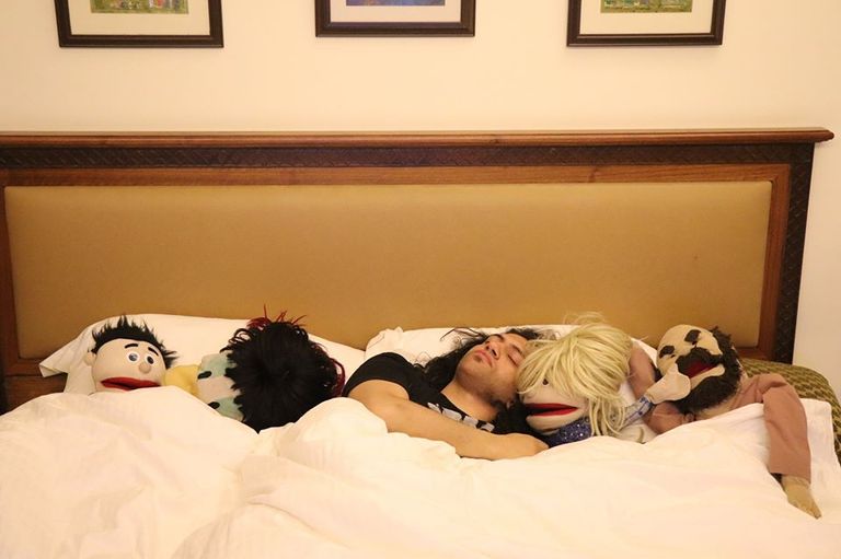 أبانوب مجدي مع الدمى الأربع