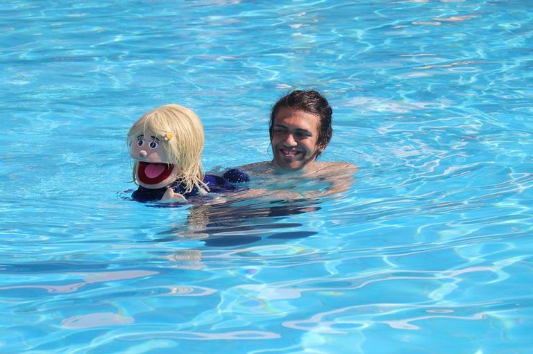 أبانوب مجدي مع الدمى الأربع