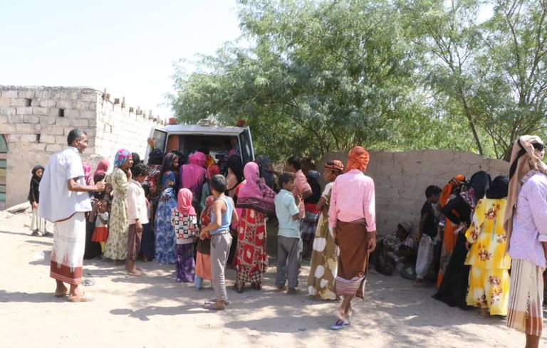 عيادة إماراتية متنقلة لمكافحة حمى الضنك في المخا اليمنية