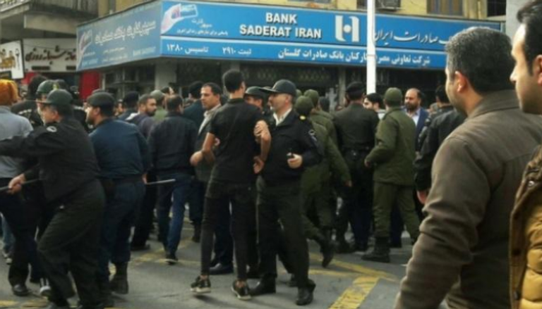 جانب من اعتقال محتجين رافضين لغلاء البنزين بإيران