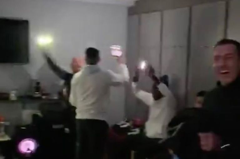 المشهد في الغرفة