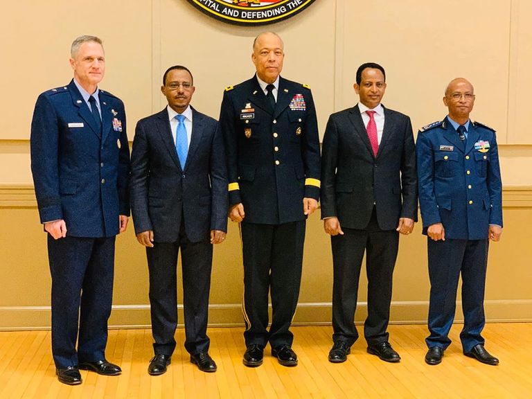 وزير دفاع إثيوبيا ومساعد وزير خارجية أمريكا وسفير واشنطن بأديس أبابا