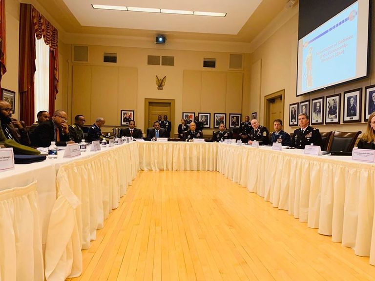 وزير دفاع إثيوبيا ومساعد وزير خارجية أمريكا وسفير واشنطن بأديس أبابا