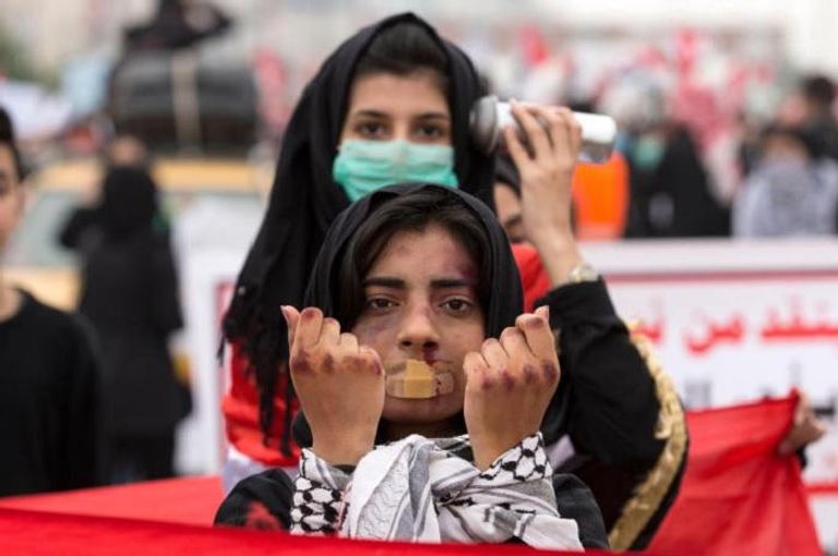 شباب عراقيون خلال مظاهرات بغداد الأخيرة