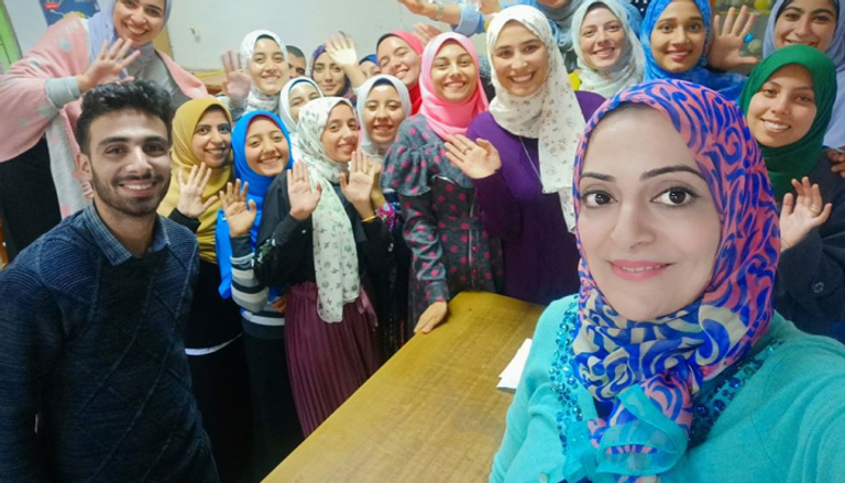  الدكتورة بسمة شتا مع طلابها