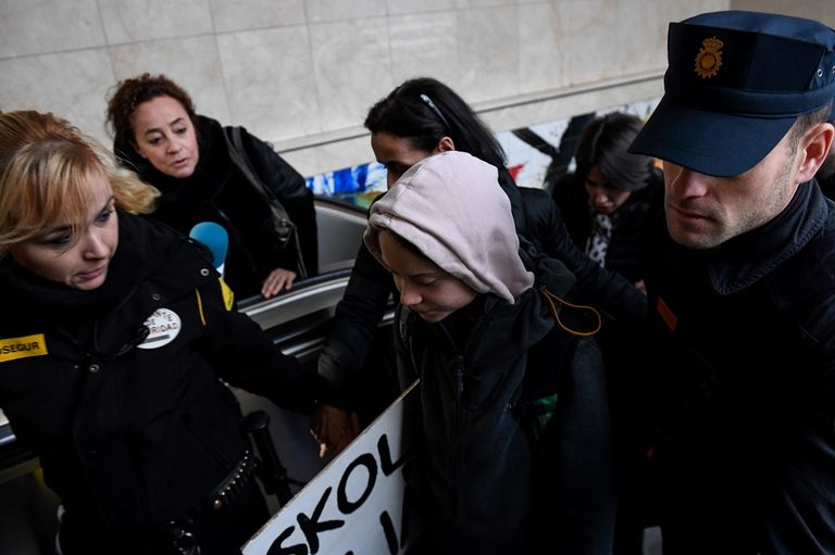 الناشطة السويدية الشابة جريتا تونبرج بعد وصولها إلى مدريد