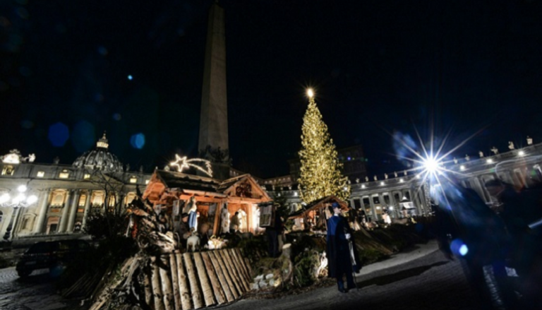الشجرة والمغارة الميلاديتان في ساحة القديس بطرس بالفاتيكان