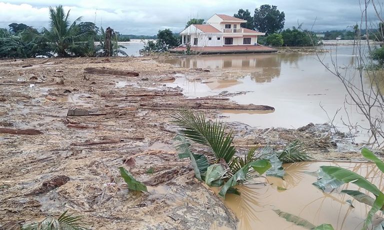 انزلاقات التربة قطعت الطرق إلى بعض البلدات المعزولة