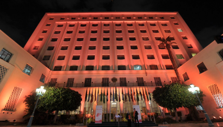 مبنى الجامعة العربية مضاء باللون البرتقالي