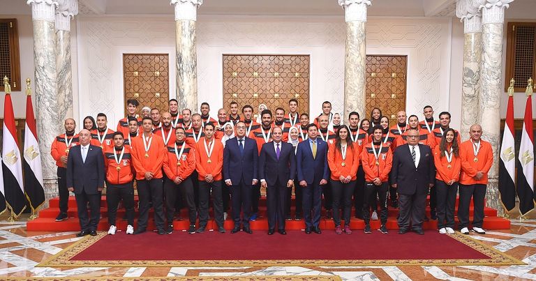 السيسي يكرم أبطال مصر ويمنحهم وسام الرياضة - صورة 1