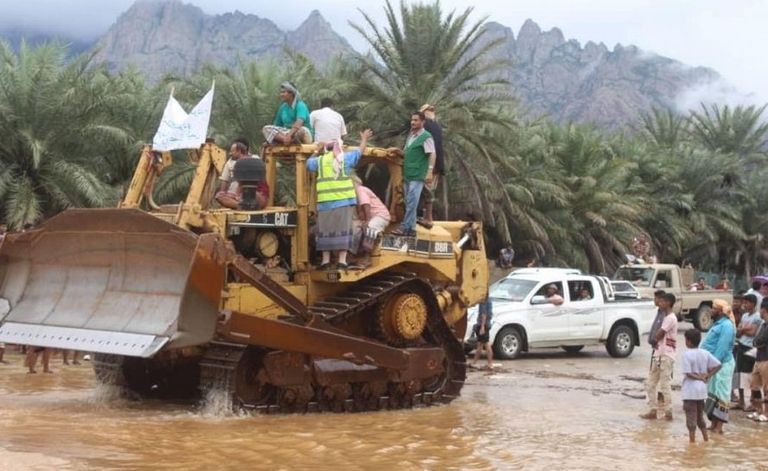 البرنامج السعودي لتنمية وإعمار اليمن يمهد الطرق في محافظة سقطرى