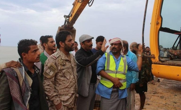 البرنامج السعودي لتنمية وإعمار اليمن يمهد الطرق في محافظة سقطرى