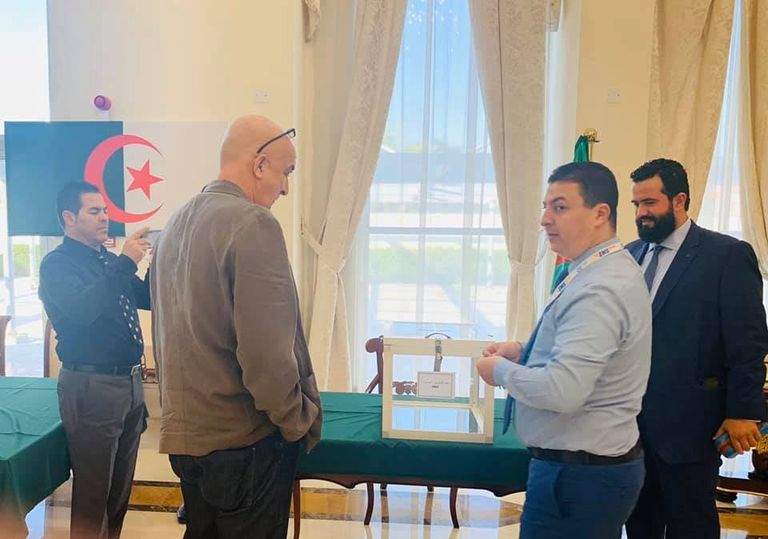 التصويت في القنصلية الجزائرية بباريس إقبال ضعيف على التصويت في القنصلية الجزائرية بباريس