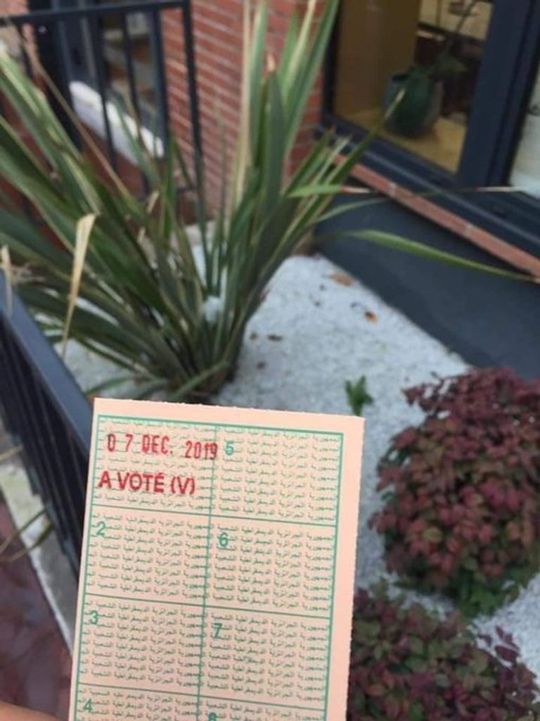 بطاقة ناخب أحد الناخبين الجزائريين في المهجر إقبال ضعيف على التصويت في القنصلية الجزائرية بباريس