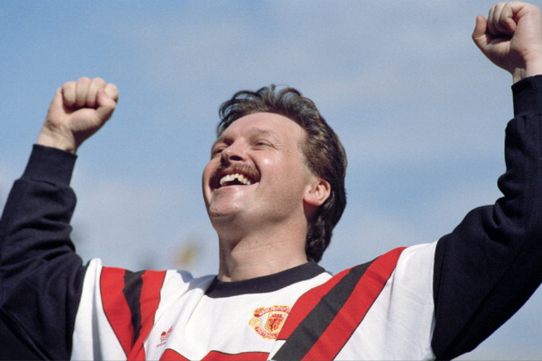 مايكيل نايتون يرتدي زي مانشستر يونايتد مايكيل نايتون