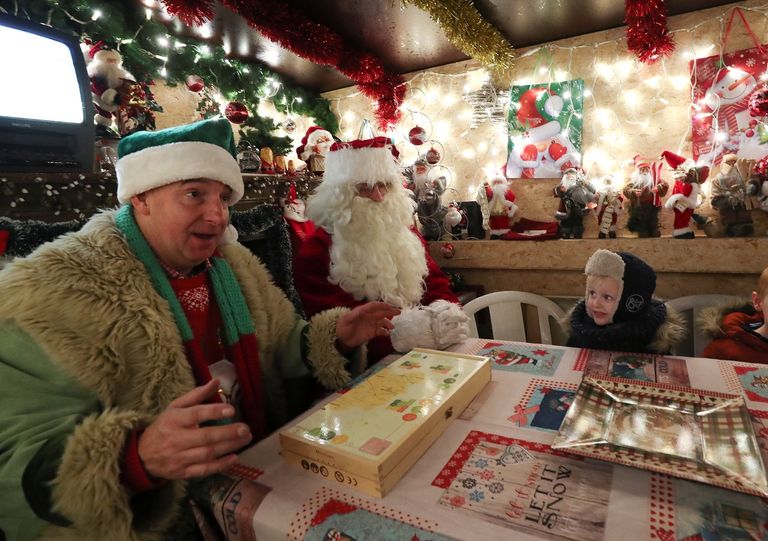 العرض يقيمه مهندس طيران بلجيكي في حديقته الصغيرة