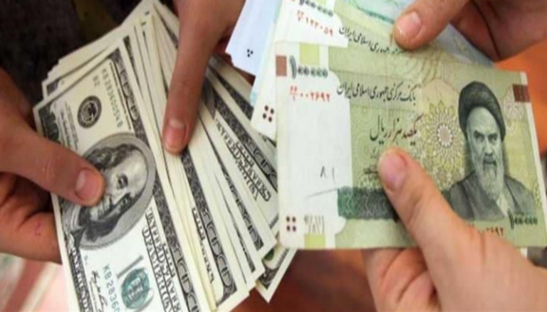 الريال الإيراني يتراجع لأدنى مستوى أمام الدولار منذ يوليو 2019