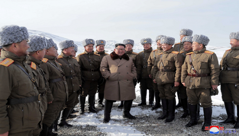 كيم جونج أون وسط مجموعة من القادة العسكريين- رويترز