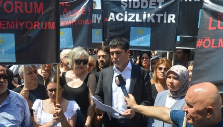 إحدى الوقفات الاحتجاجية اعتراضا على العنف ضد المرأة بتركيا - أرشيفية مظاهرة تندد بالعنف ضد المرأة في تركيا - أرشيفية