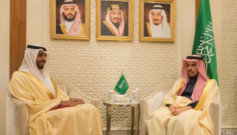 جانب من لقاء وزير الخارجية السعودي والسفير الإماراتي