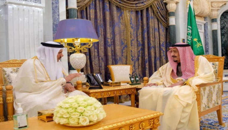 خادم الحرمين الشريفين والأمين العام لمجلس التعاون الخليجي خلال اللقاء