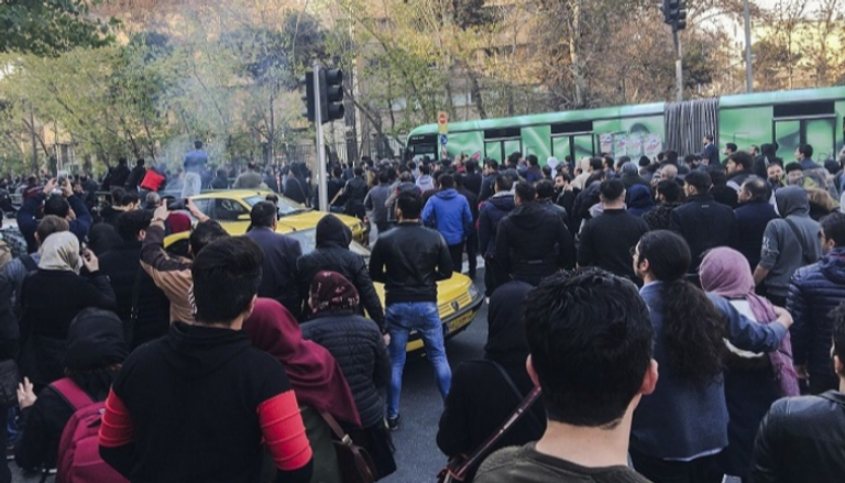 مظاهرات مستمرة في إيران ضد رفع أسعار البنزين - أرشيفية